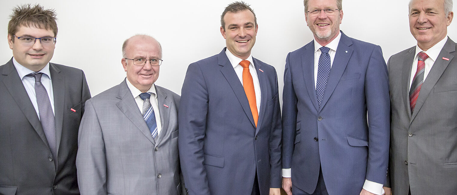 Vizepräsident Markus Haßelbeck, Hauptgeschäftsführer Dr. Lothar Semper, Präsident Georg Schlagbauer, Staatsminister Dr. Marcel Huber, Vizepräsident Franz Xaver Peteranderl (v.l.n.r.) bei der Vollversammlung.