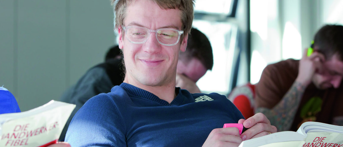 Mann, Brille, Meisterfibel, Meisterkurssteht für Meisterschüler 6393