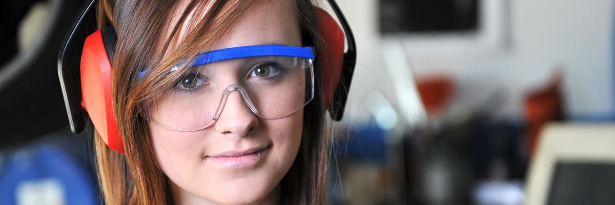 Werkstatt, Arbeit, Mädchen, Frau, Sicherheit, Sicherheitsbrille, Gehörschutz, braune Haare, Lehrling, Azubi, Auszubildender, Schutzbrille, Ohrenschutz, Handwerk, Auto, Autowerkstatt, ID 32964959, Jörn Buchheim, Fotolia