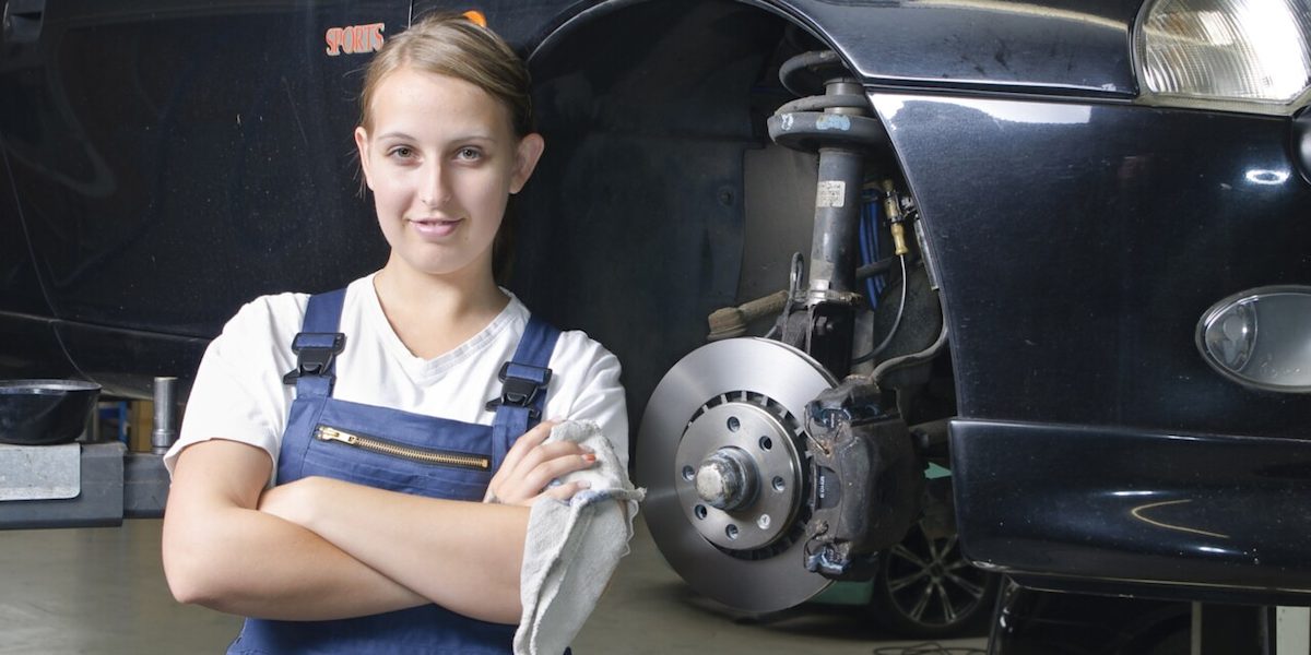 ausbilder, ausbildung, auszubildende, auto, automechaniker, autoreifen, autoreparatur, autowerkstatt, azubi, beruf, bremsen, bremsscheibe, check, felge, frau, frauen in männerberufen, freude, handwerk, kfz, lehre, lehrling, lehrlingsausbilder, mechaniker, mechatronik, meister, messen, motor, motorhaube, mädchen, männerberuf, prüfen, reifen, schieblehre, stolz, team, teenager, tüv, wartung, weiblich, werkstatt, überprüfen