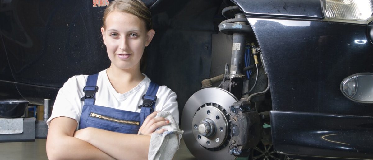 ausbilder, ausbildung, auszubildende, auto, automechaniker, autoreifen, autoreparatur, autowerkstatt, azubi, beruf, bremsen, bremsscheibe, check, felge, frau, frauen in männerberufen, freude, handwerk, kfz, lehre, lehrling, lehrlingsausbilder, mechaniker, mechatronik, meister, messen, motor, motorhaube, mädchen, männerberuf, prüfen, reifen, schieblehre, stolz, team, teenager, tüv, wartung, weiblich, werkstatt, überprüfen 25596356
