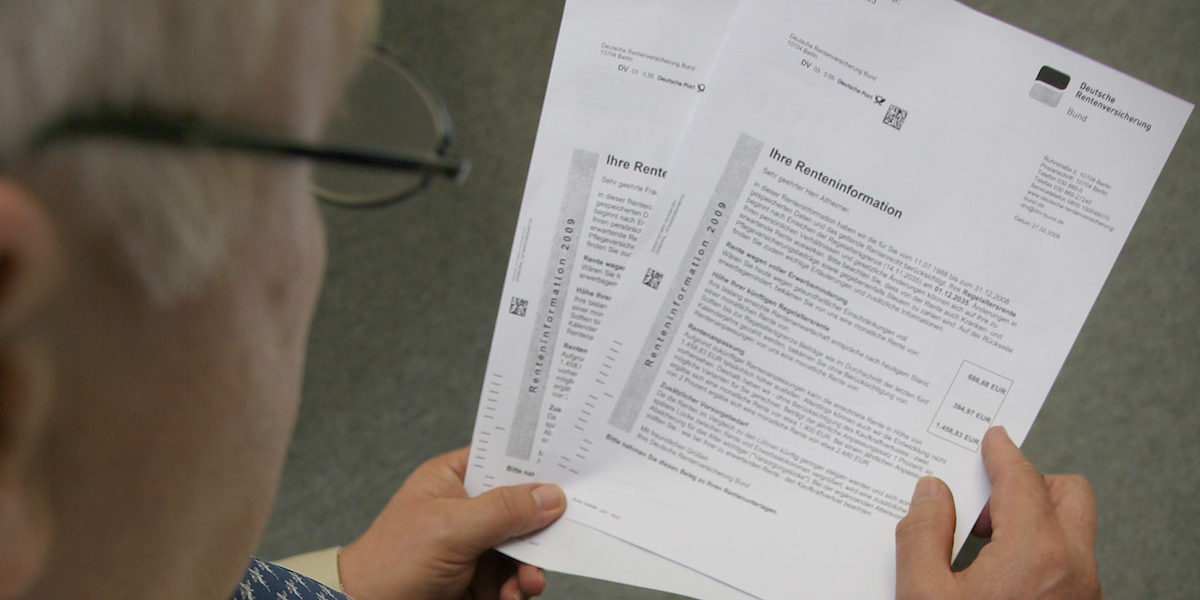 Rente Information Hände Blatt Hand Brille Dokument