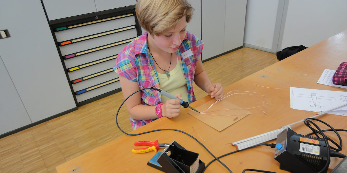 Mädchen in der Berufsorientierung Elektro