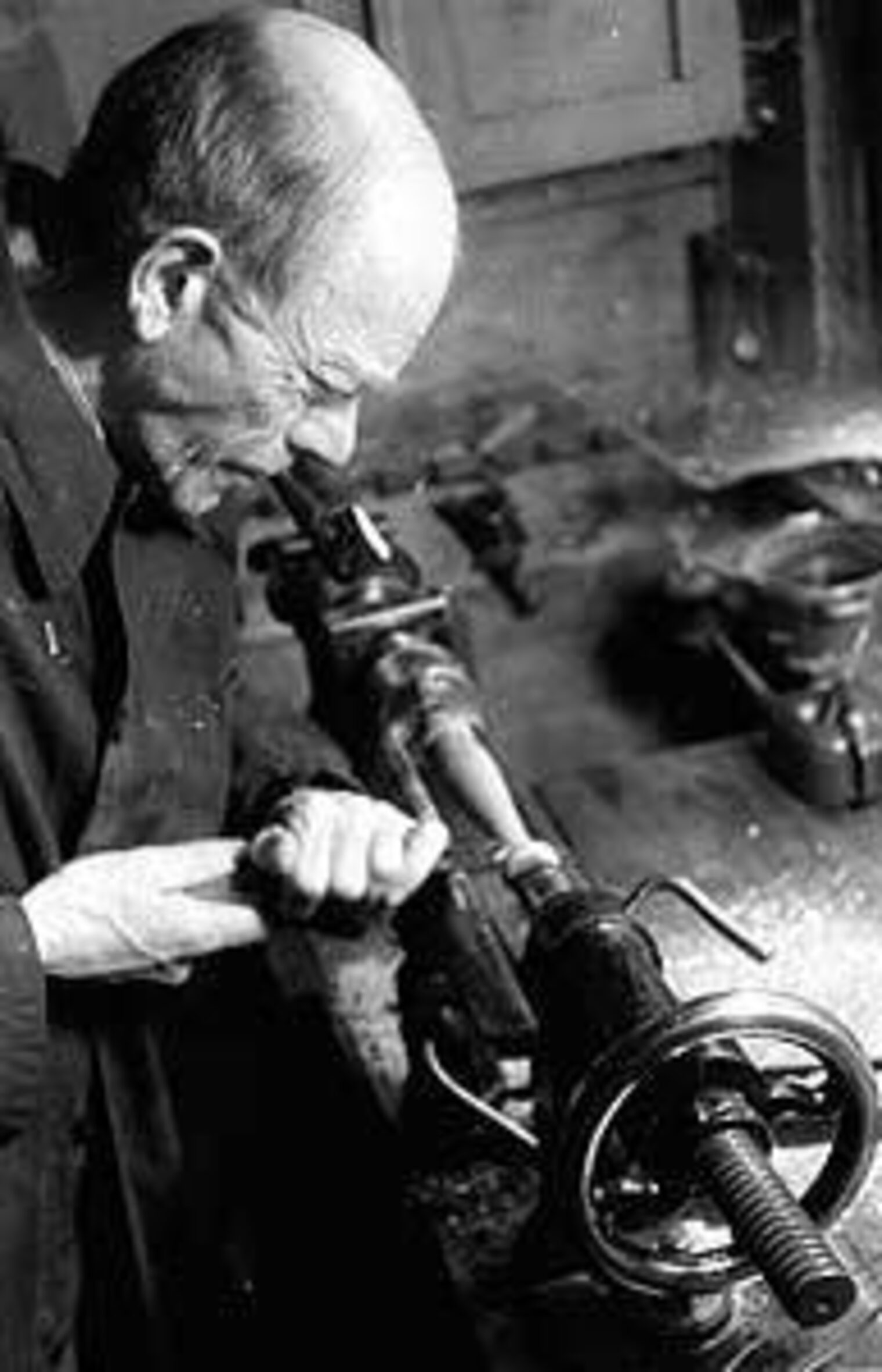 Der gelernte Schreiner Karl Valentin fertigte in seiner eigenen Werkstatt Requisiten für seine Sketche und Filme. In der Kriegs- und Nachkriegszeit drechselte Valentin auch Gebrauchs- und Ziergegenstände für den Lebensunterhalt seiner Familie. Der gelernte Schreiner Karl Valentin fertigte in seiner eigenen Werkstatt Requisiten für seine Sketche und Filme. In der Kriegs- und Nachkriegszeit drechselte Valentin auch Gebrauchs- und Ziergegenstände für den Lebensunterhalt seiner Familie.