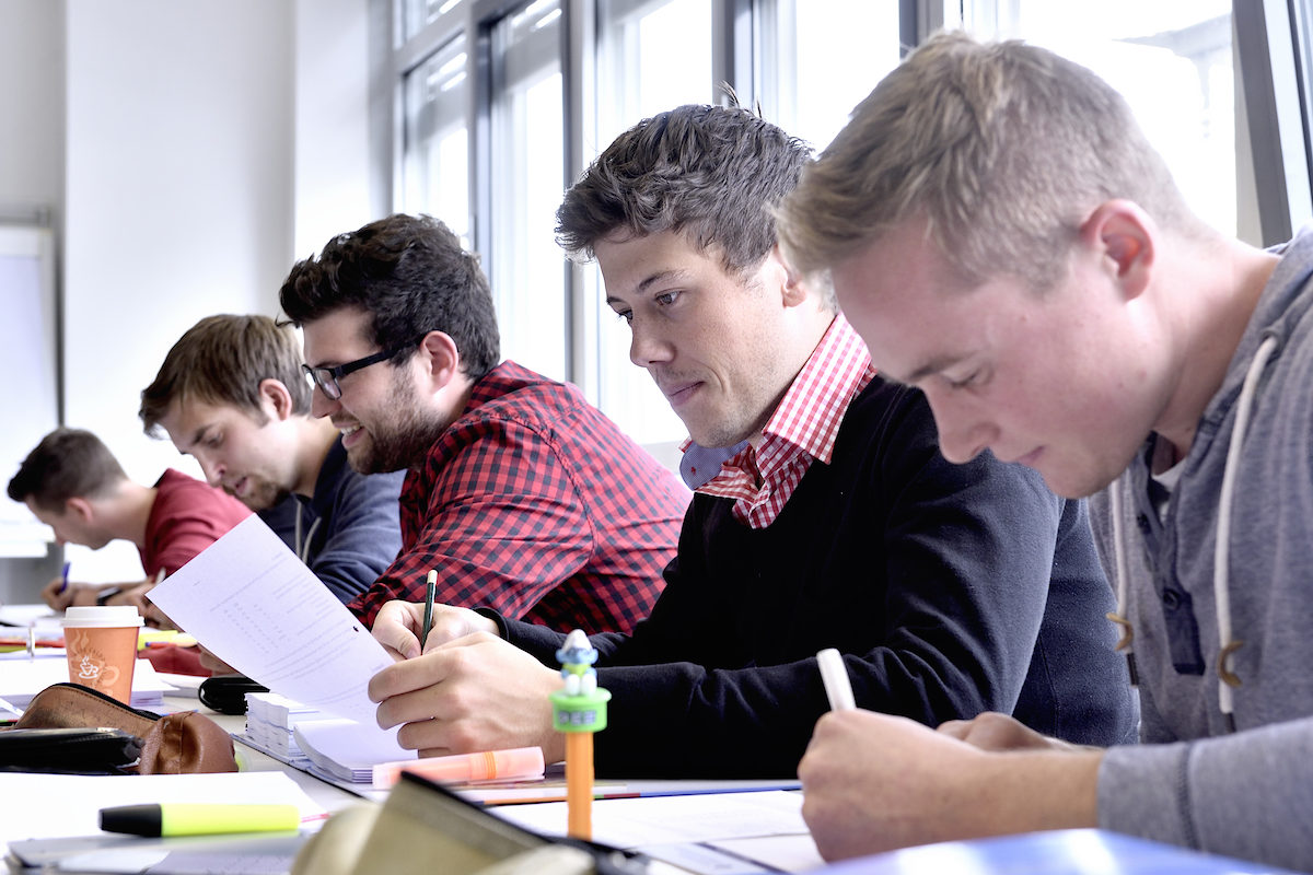 Aufnahmen im Bildungszentrum der HWK. Betriebswirte Aufnahmen im Bildungszentrum der HWK. Betriebswirte Schlagwort(e): HWK, Handwerkskammer, Bildungszentrum, Bildung, Betriebswirte