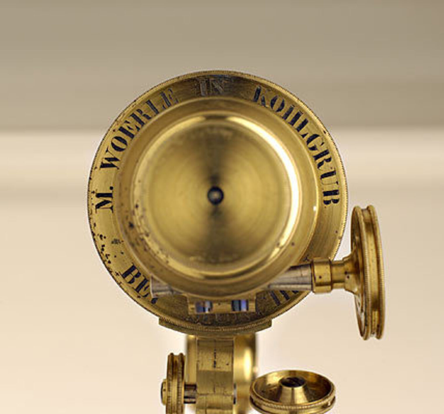 Der Optiker Martin Wörle (1795-1851) erlernte sein Handwerk bei Fraunhofer. In Bad Kohlgrub besaß Wörle für die Fertigung seiner Fernrohre eine eigene Glashütte. Der Optiker Martin Wörle (1795-1851) erlernte sein Handwerk bei Fraunhofer. In Bad Kohlgrub besaß Wörle für die Fertigung seiner Fernrohre eine eigene Glashütte.
