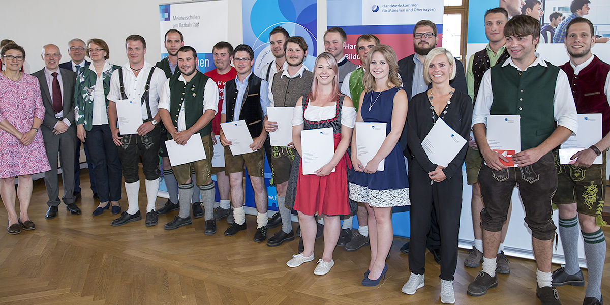 Beatrix Zurek, Referentin für Bildung und Sport der Landeshauptstadt, Schulleiter Georg Junior, stv. Hauptgeschäftsführer Dieter Vierlbeck und Münchens Dritte Bürgermeisterin Christine Strobl (v.li.n.re.) gratulierten den Klassenbesten der Meisterschulen am Ostbahnhof.
