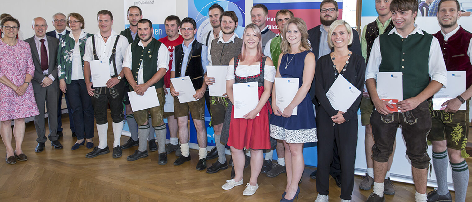 Beatrix Zurek, Referentin für Bildung und Sport der Landeshauptstadt, Schulleiter Georg Junior, stv. Hauptgeschäftsführer Dieter Vierlbeck und Münchens Dritte Bürgermeisterin Christine Strobl (v.li.n.re.) gratulierten den Klassenbesten der Meisterschulen am Ostbahnhof.