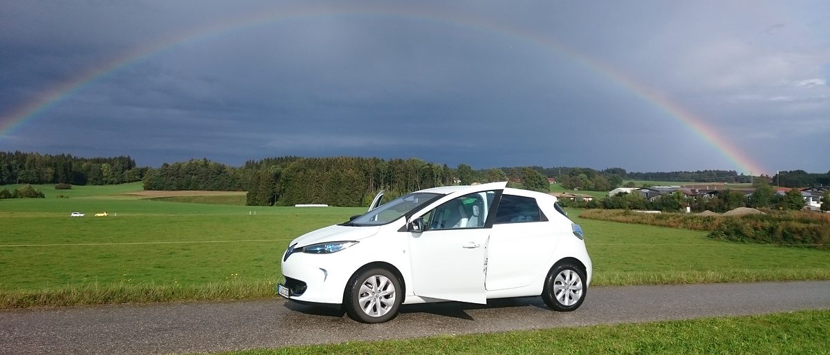 Elektroauto Renault Zoe und Regenbogen