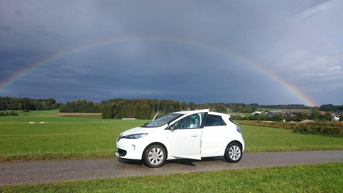 Elektroauto Renault Zoe und Regenbogen