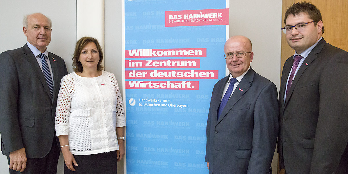 Das neue Präsidium der Handwerkskammer Präsident Franz Xaver Peteranderl (links), Arbeitgeber-Vizepräsidentin Carola Greiner-Bezdeka (2.v.l.) und Arbeitnehmer-Vizepräsident Markus Haßelbeck (rechts) mit Hauptgeschäftsführer Dr. Lothar Semper (2.v.r.)