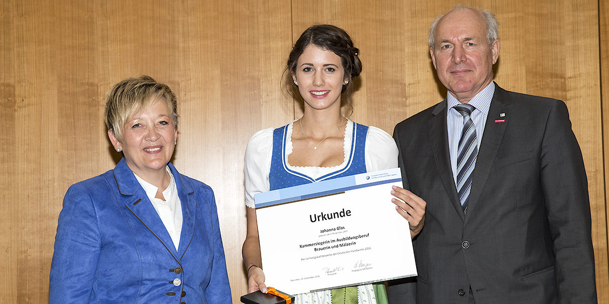 Oberbayerns beste Brauerin und Mälzerin Johanna Glas (Mitte) wird von Kammerpräsident Franz Xaver Peteranderl und Oberbayerns Regierungspräsidentin Brigitta Brunner beglückwünscht.