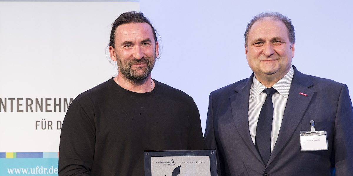 6.4.2016, Berlin, Preisverleihung "Mein gutes Beispiel" - Unternehmen für die Region mit Paten den Preisträgern: Steinmetz Timothy Vincent und Herr Wollseifer 6.4.2016, Berlin, Preisverleihung "Mein gutes Beispiel" - Unternehmen für die Region mit Paten den Preisträgern: Steinmetz Timothy Vincent und Herr Wollseifer Schlagwort(e): Unternehmen für die Region, Mein gutes Beispiel, Bertelsmann Stiftung, Preisträger, Preisverleihung