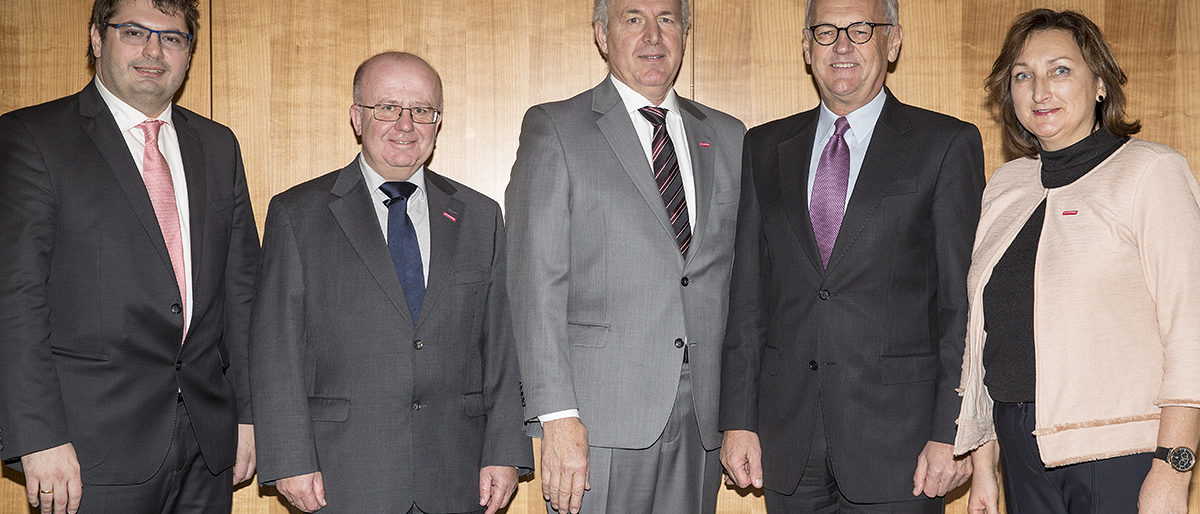 Vizepräsident (Arbeitnehmer) Markus Haßelbeck, Hauptgeschäftsführer Dr. Lothar Semper, Präsident Franz Xaver Peteranderl,, Präsident der Hauptverwaltung in Bayern der Deutschen Bundesbank Franz Josef Benedikt und Vizepräsidentin (Arbeitgeber) Carola Greiner-Bezdeka (v.l.n.r.) Vizepräsident (Arbeitnehmer) Markus Haßelbeck, Hauptgeschäftsführer Dr. Lothar Semper, Präsident Franz Xaver Peteranderl,, Präsident der Hauptverwaltung in Bayern der Deutschen Bundesbank Franz Josef Benedikt und Vizepräsidentin (Arbeitgeber) Carola Greiner-Bezdeka