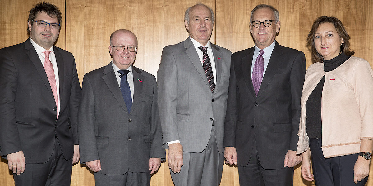 Vizepräsident (Arbeitnehmer) Markus Haßelbeck, Hauptgeschäftsführer Dr. Lothar Semper, Präsident Franz Xaver Peteranderl,, Präsident der Hauptverwaltung in Bayern der Deutschen Bundesbank Franz Josef Benedikt und Vizepräsidentin (Arbeitgeber) Carola Greiner-Bezdeka (v.l.n.r.) Vizepräsident (Arbeitnehmer) Markus Haßelbeck, Hauptgeschäftsführer Dr. Lothar Semper, Präsident Franz Xaver Peteranderl,, Präsident der Hauptverwaltung in Bayern der Deutschen Bundesbank Franz Josef Benedikt und Vizepräsidentin (Arbeitgeber) Carola Greiner-Bezdeka