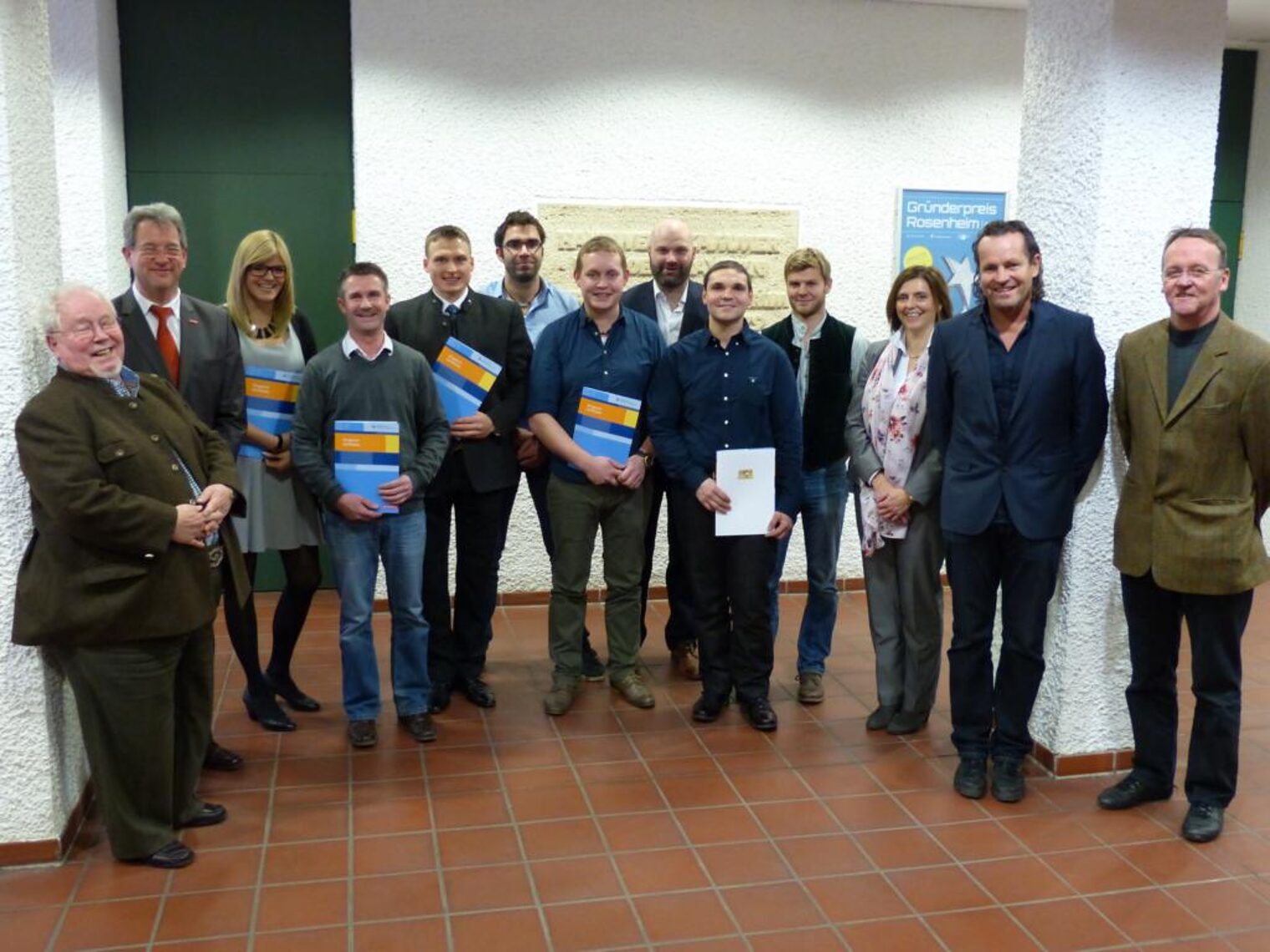 Betriebswirte Rosenheim 2016 mit Dozenten und Regionalleiter Olaf Schnieber (2.v.l.)