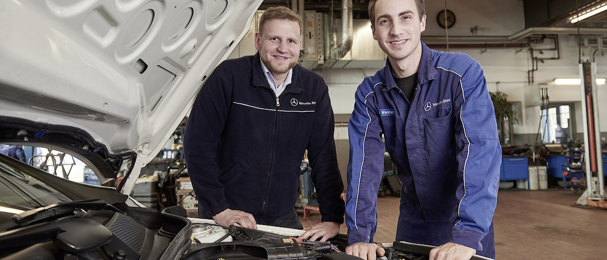 Autohaus, Handwerkskammer, Medele, Werbung, Advertising, Beratung, Consultation, Besprechung, Besprechungssituation, Lächeln, Mann, Junge, Meister, Lernen, Auto