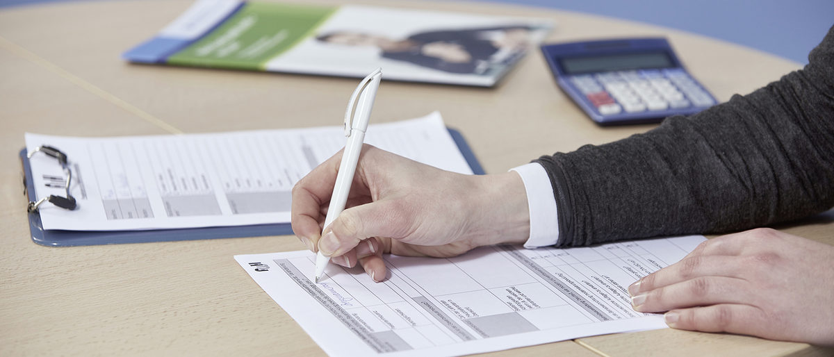 Autohaus, Handwerkskammer, Medele, Werbung, Advertising, Beratung, Consultation, Besprechung, Besprechungssituation, Hand, Stift, Schreiben, Notiz, Frau, Vertrag