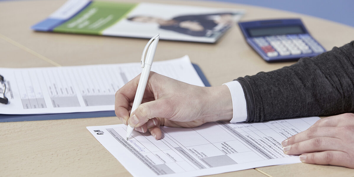 Autohaus, Handwerkskammer, Medele, Werbung, Advertising, Beratung, Consultation, Besprechung, Besprechungssituation, Hand, Stift, Schreiben, Notiz, Frau, Vertrag