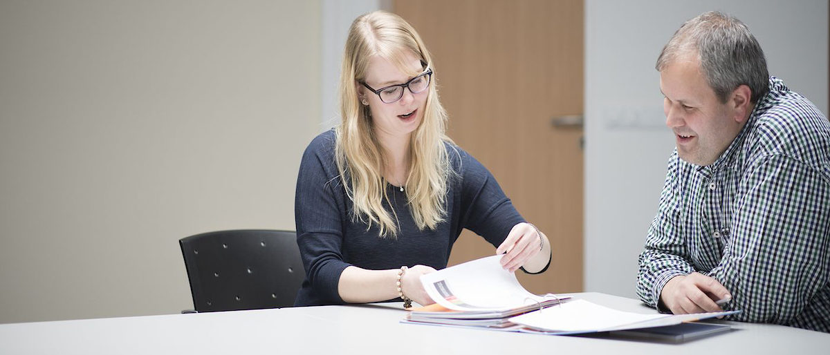 Ausbildung, Ausbildungsberatung, Auszublindende, Auszubildender, Konfliktlösung, Konfliktberatung, Beratung, Vorstellungsgespräch, Besprechung, Büro, Besprechungsraum, Checkliste, Vertragsunterzeichnung