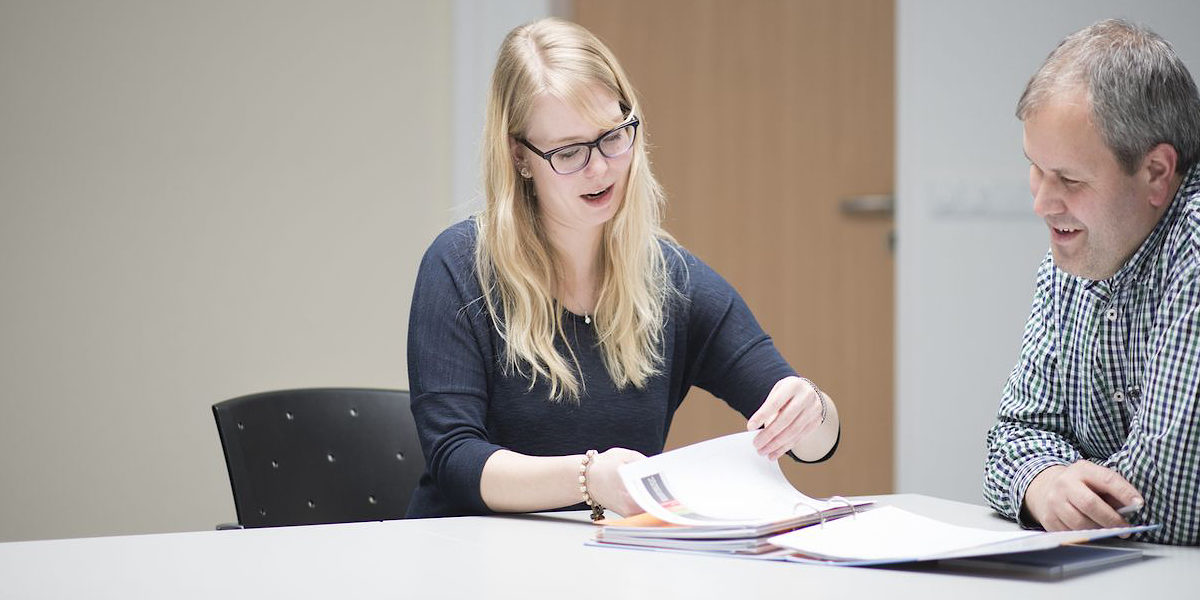 Ausbildung, Ausbildungsberatung, Auszublindende, Auszubildender, Konfliktlösung, Konfliktberatung, Beratung, Vorstellungsgespräch, Besprechung, Büro, Besprechungsraum, Checkliste, Vertragsunterzeichnung