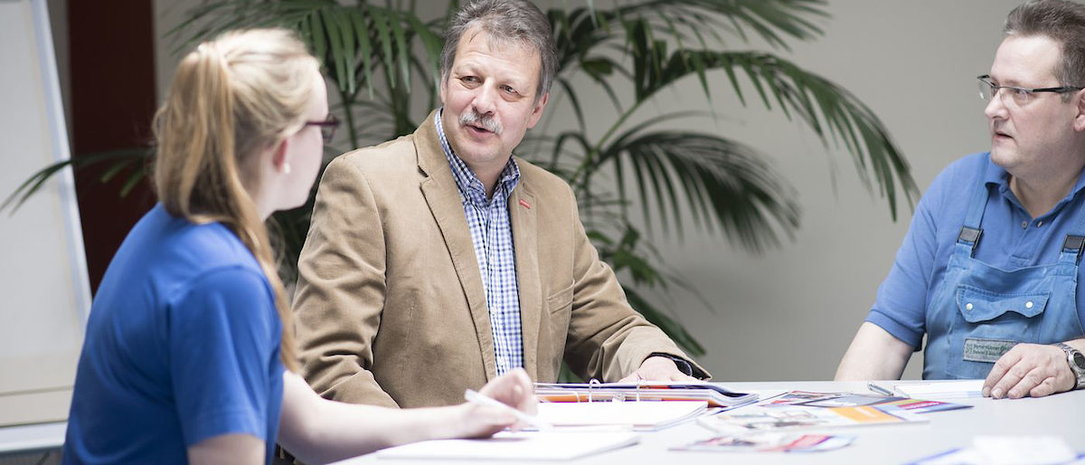 Ausbildung, Ausbildungsberatung, Auszublindende, Auszubildender, Konfliktlösung, Konfliktberatung, Beratung, Vorstellungsgespräch, Besprechung, Büro, Besprechungsraum, Checkliste, Vertragsunterzeichnung