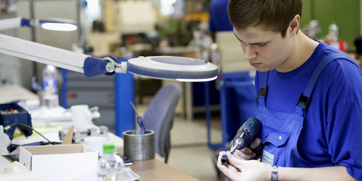 Ausbildung, Ausbildungsberatung, Auszublindende, Auszubildender, Konfliktlösung, Konfliktberatung, Beratung, Werkstatt 7876 Lehrling Werkstatt Arbeitsplatz Lampe Bohrer