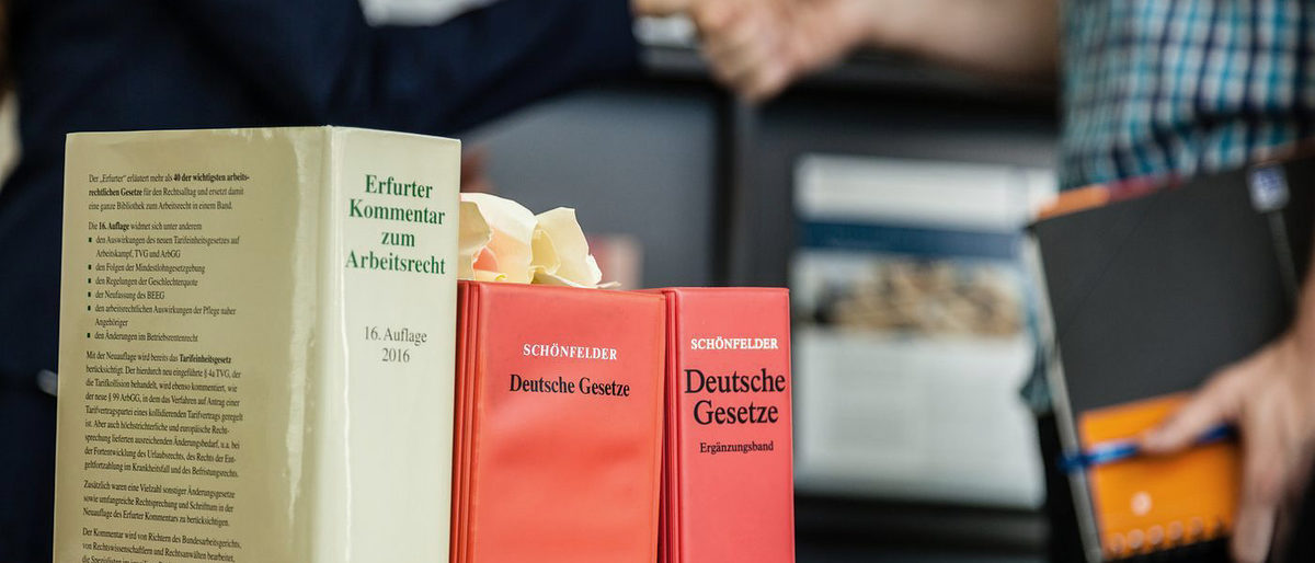 Rechtsberatung, Recht, Beratung, Handwerkskammer, Büro, Ordner, Gesetz, Gesetzesbuch, BGB, Deutsches Gesetz, Schreibtisch, Innenaufnahmen, Mann, Frau, Gespräch, stehend, sitzend, Zivilrecht, Wirtschaftsrecht, Sozialrecht Handwerkskammer, Handwerkskammer Stuttgart, Stuttgart, Handwerkskammer Region Stuttgar, Heilbronner Str. 43, 70191, StuttgartRechtsberatung, Beratung, Bilderpool, www.hwk-stuttgart.de, Mindestlohn, ZHD, Handwerk, www.handwerskammer.de