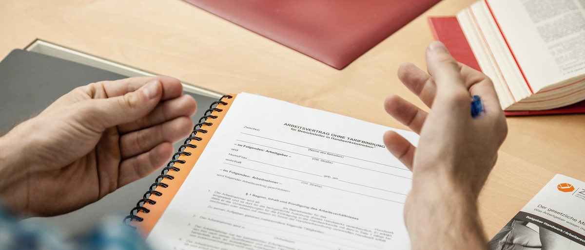 Rechtsberatung, Recht, Beratung, Handwerkskammer, Büro, Ordner, Gesetz, Gesetzesbuch, BGB, Deutsches Gesetz, Schreibtisch, Innenaufnahmen, Mann, Frau, Gespräch, stehend, sitzend, Zivilrecht, Wirtschaftsrecht, Sozialrecht Handwerkskammer, Handwerkskammer Stuttgart, Stuttgart, Handwerkskammer Region Stuttgar, Heilbronner Str. 43, 70191, StuttgartRechtsberatung, Beratung, Bilderpool, www.hwk-stuttgart.de, Mindestlohn, ZHD, Handwerk, www.handwerskammer.de