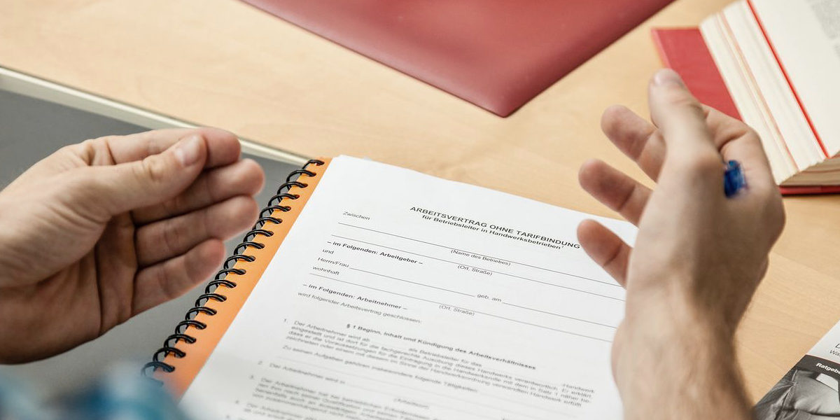 Rechtsberatung, Recht, Beratung, Handwerkskammer, Büro, Ordner, Gesetz, Gesetzesbuch, BGB, Deutsches Gesetz, Schreibtisch, Innenaufnahmen, Mann, Frau, Gespräch, stehend, sitzend, Zivilrecht, Wirtschaftsrecht, Sozialrecht Handwerkskammer, Handwerkskammer Stuttgart, Stuttgart, Handwerkskammer Region Stuttgar, Heilbronner Str. 43, 70191, StuttgartRechtsberatung, Beratung, Bilderpool, www.hwk-stuttgart.de, Mindestlohn, ZHD, Handwerk, www.handwerskammer.de