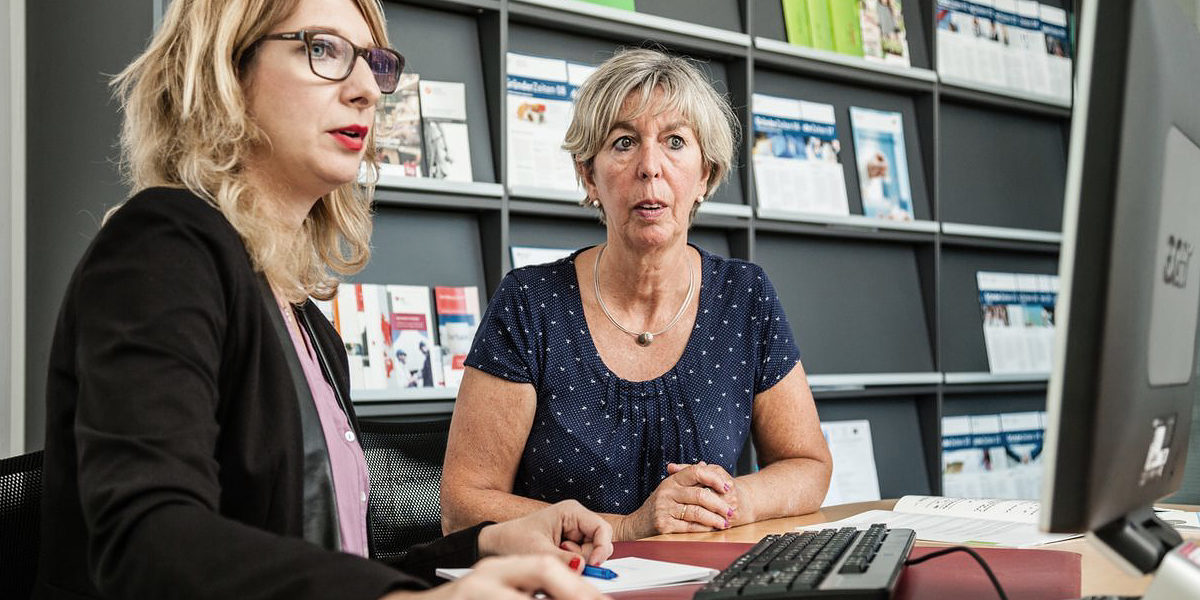 Rechtsberatung, Recht, Beratung, Handwerkskammer, Büro, Ordner, Gesetz, Gesetzesbuch, BGB, Deutsches Gesetz, Schreibtisch, Innenaufnahmen, Mann, Frau, Gespräch, stehend, sitzend, Zivilrecht, Wirtschaftsrecht, Sozialrecht Handwerkskammer, Handwerkskammer Stuttgart, Stuttgart, Handwerkskammer Region Stuttgar, Heilbronner Str. 43, 70191, StuttgartRechtsberatung, Beratung, Bilderpool, www.hwk-stuttgart.de, Mindestlohn, ZHD, Handwerk, www.handwerskammer.de