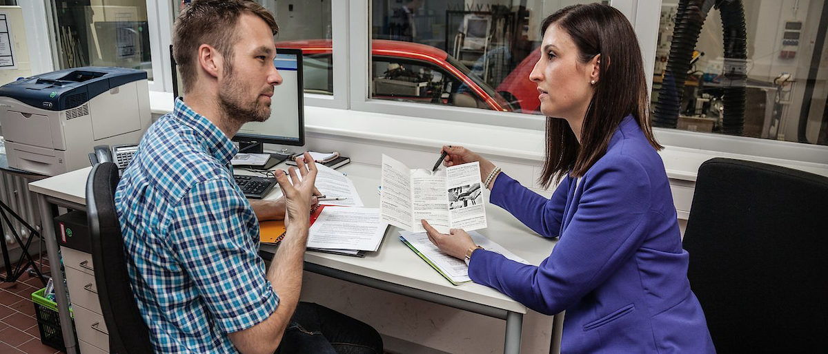 Rechtsberatung, Recht, Beratung, Handwerkskammer, Büro, Ordner, Gesetz, Gesetzesbuch, BGB, Deutsches Gesetz, Schreibtisch, Innenaufnahmen, Mann, Frau, Gespräch, stehend, sitzend, Zivilrecht, Wirtschaftsrecht, Sozialrecht Handwerkskammer, Handwerkskammer Stuttgart, Stuttgart, Handwerkskammer Region Stuttgar, Heilbronner Str. 43, 70191, StuttgartRechtsberatung, Beratung, Bilderpool, www.hwk-stuttgart.de, Mindestlohn, ZHD, Handwerk, www.handwerskammer.de