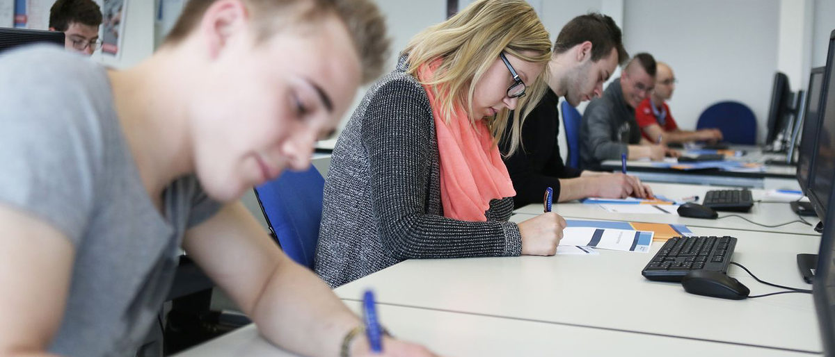 Schulung, ÜLU, überbetriebliche Lehrlingsunte, PC, Computer, Schüler, Schülerin, Jungs, Mädchen, Klassenraum, Tische, Rechner, CAD, Ornder, Dozent, Unterricht, Leinwand, PC Raum, Prüfungsunterlagen, Theorie, Praxis