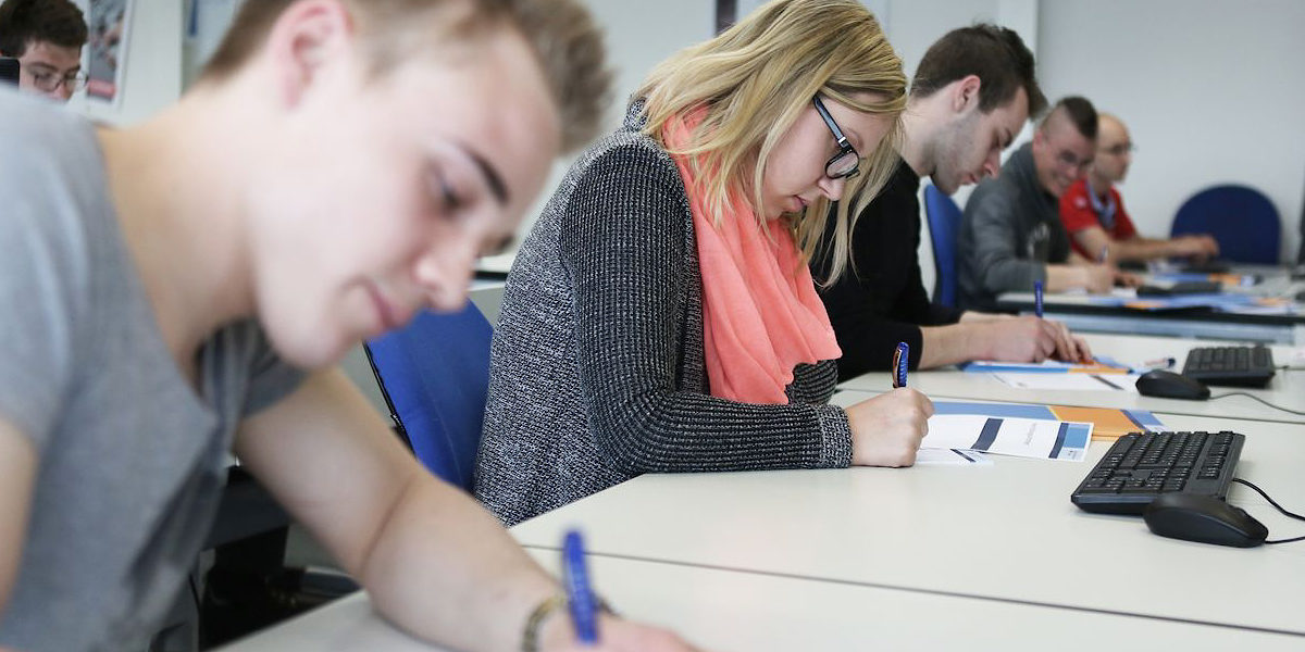Schulung, ÜLU, überbetriebliche Lehrlingsunte, PC, Computer, Schüler, Schülerin, Jungs, Mädchen, Klassenraum, Tische, Rechner, CAD, Ornder, Dozent, Unterricht, Leinwand, PC Raum, Prüfungsunterlagen, Theorie, Praxis