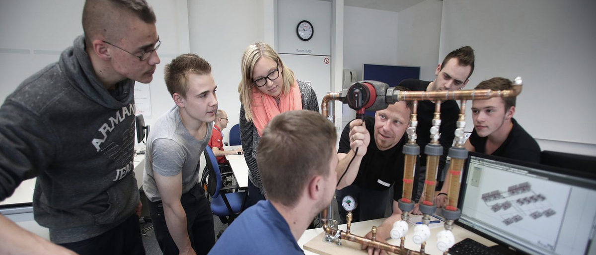 Schulung, ÜLU, überbetriebliche Lehrlingsunte, PC, Computer, Schüler, Schülerin, Jungs, Mädchen, Klassenraum, Tische, Rechner, CAD, Ornder, Dozent, Unterricht, Leinwand, PC Raum, Prüfungsunterlagen, Theorie, Praxis