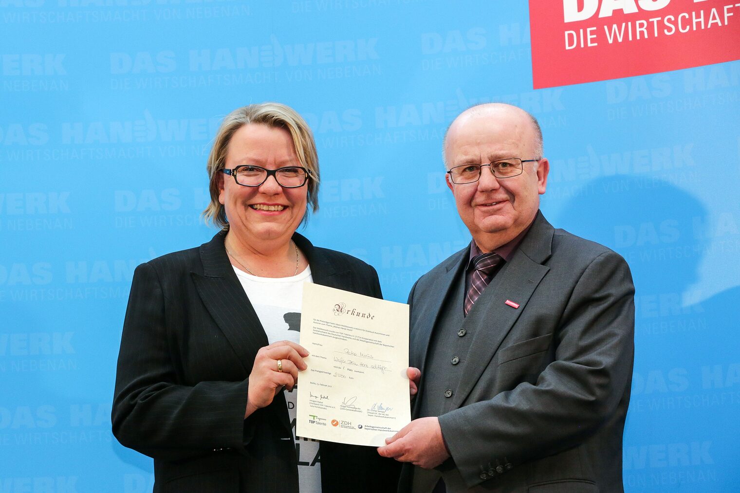 v.li. Petra Mirus, 1. Preis, Dr. Lothar Semper (Hauptgeschäftsführer der Arbeitsgemeinschaft der bayerischen Handwerkskammern)