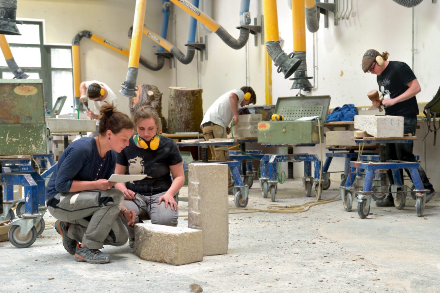 Steinmetze und Steinbildhauer in der Werkstatt