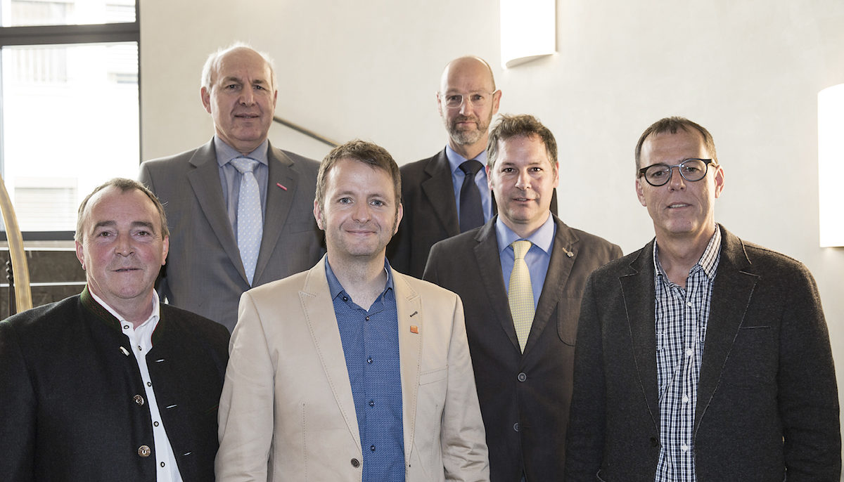 Vordere Reihe (v. l.): Klaus-Dieter Vetter, Christian Achenbach-Reiche, Bernhard Lindner und Manfred Weingartner, hintere Reihe (v. l.): Präsident Franz Xaver Peteranderl und Datenschutzbeauftragter Andreas Wagnitz