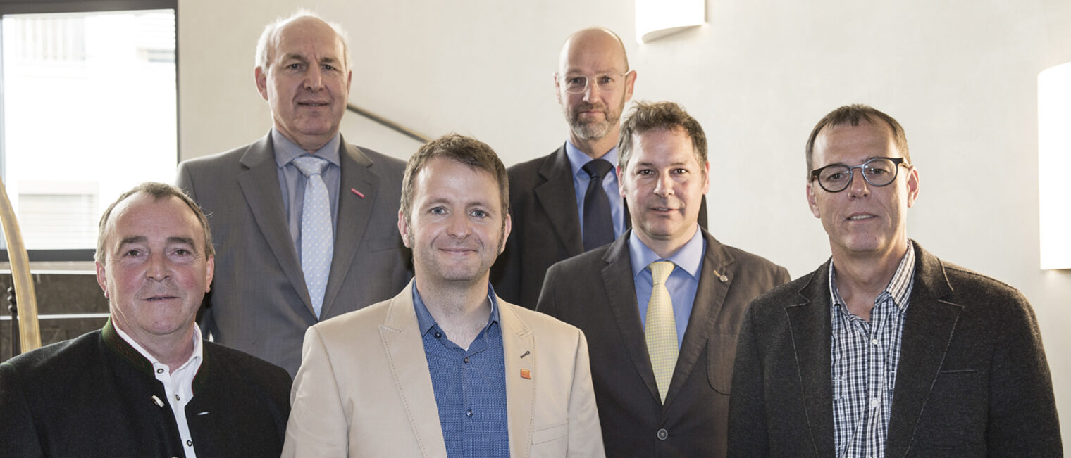 Vordere Reihe (v. l.): Klaus-Dieter Vetter, Christian Achenbach-Reiche, Bernhard Lindner und Manfred Weingartner, hintere Reihe (v. l.): Präsident Franz Xaver Peteranderl und Datenschutzbeauftragter Andreas Wagnitz