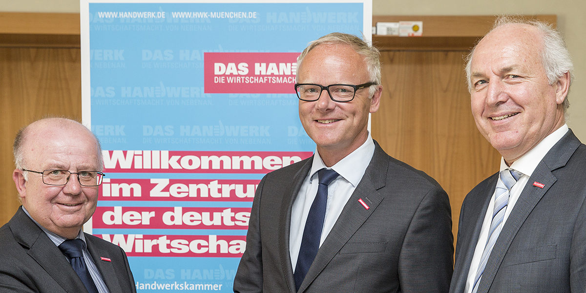 Kammerpräsident Franz Xaver Peteranderl (rechts) und Hauptgeschäftsführer Dr. Lothar Semper (links) mit dessen Nachfolger ab 2018, Dr. Frank Hüpers.