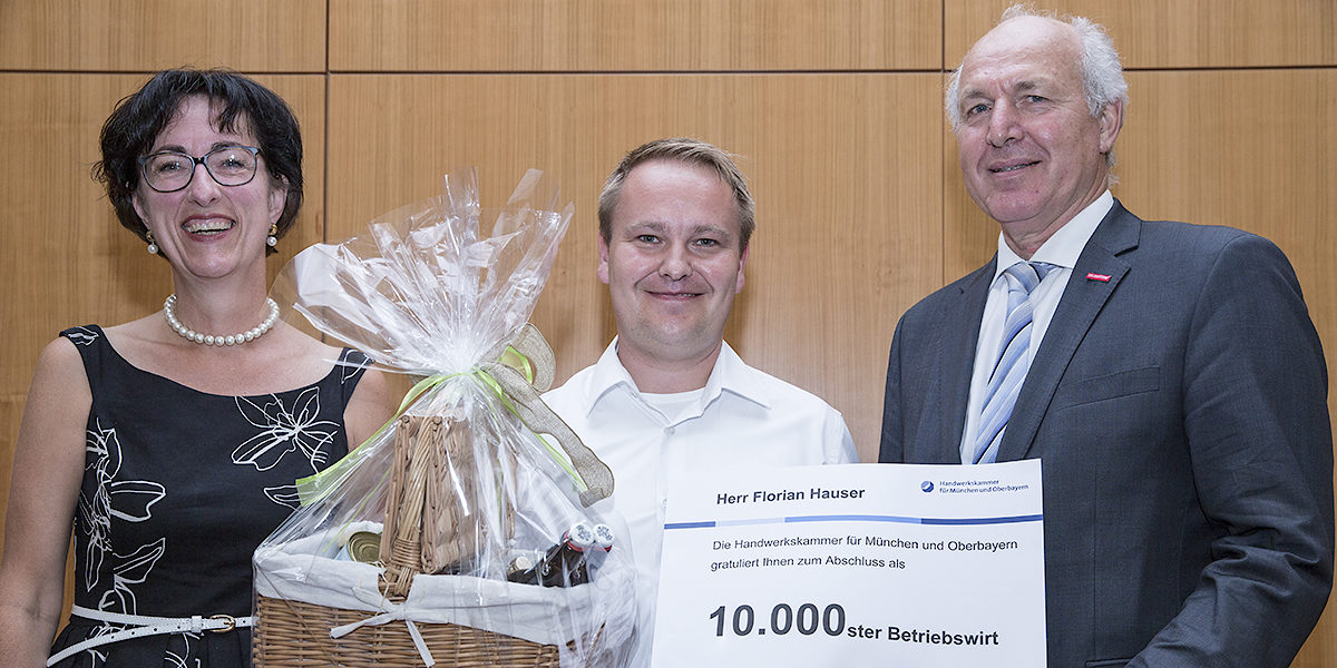 Der 10.000ste Betriebswirt seit Einführung der Weiterbildung, Florian Hauser (Mitte), wurde von Dr. Andrea Althanns und Kammerpräsident Franz Xaver Peteranderl separat beglückwünscht.