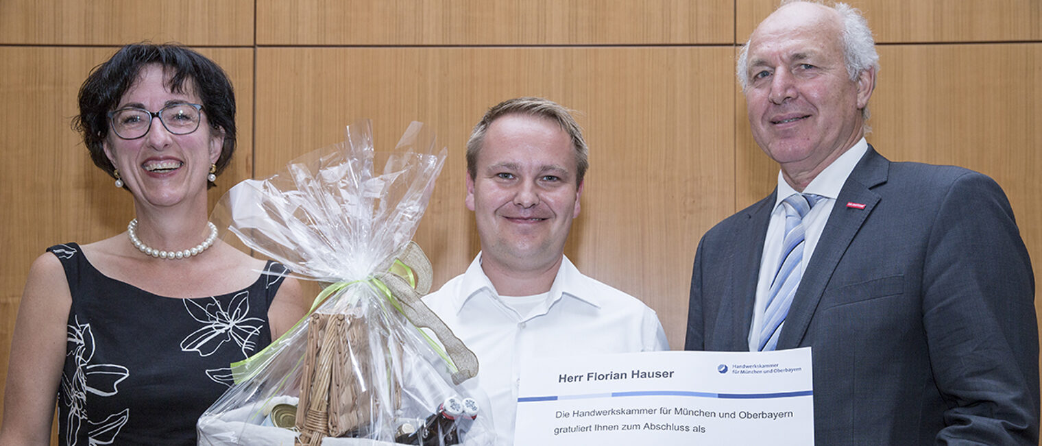 Der 10.000ste Betriebswirt seit Einführung der Weiterbildung, Florian Hauser (Mitte), wurde von Dr. Andrea Althanns und Kammerpräsident Franz Xaver Peteranderl separat beglückwünscht.