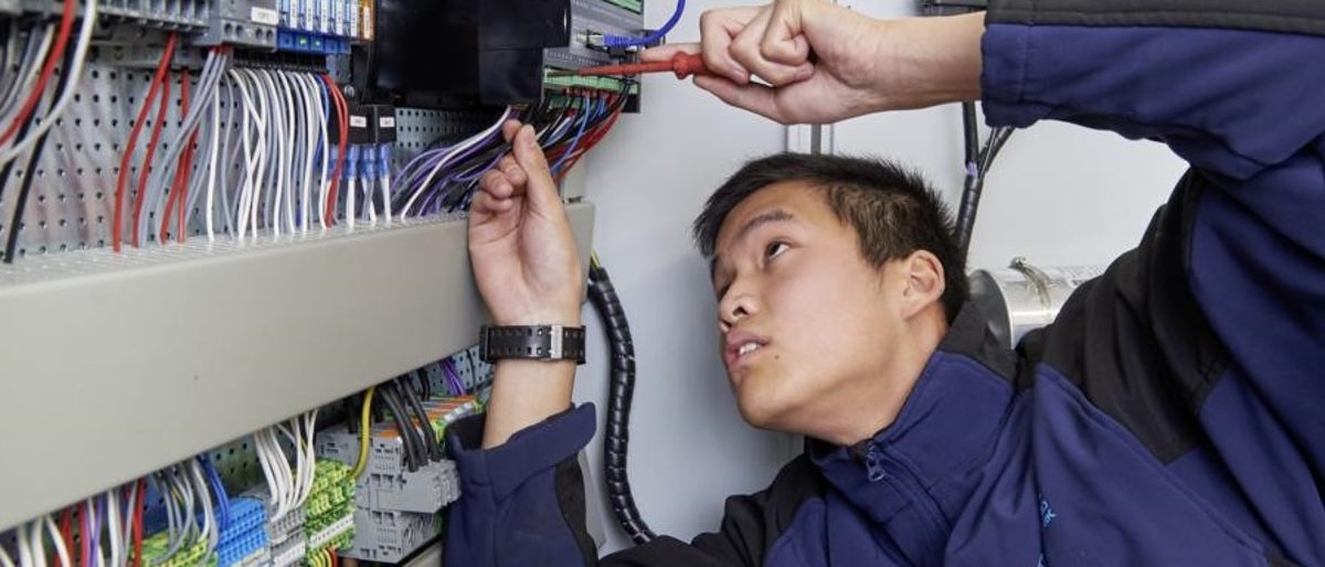 Giese Energie und Regeltechnik in Puchheim bei München. Schlagwort(e): Mann, blau, Schraubenzieher, Kabel, Elektronik, Arbeit, Soziales, Ausbildung