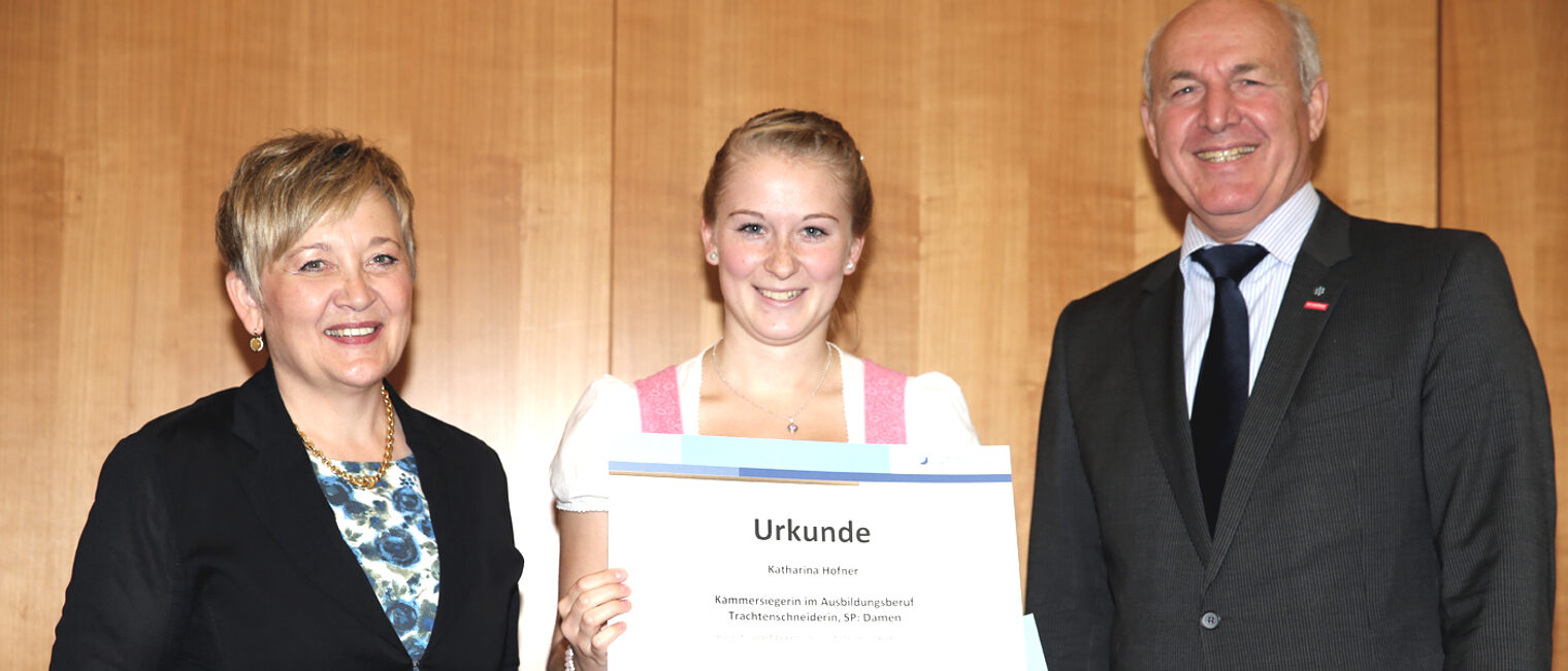 Regierungspräsidentin Brigitta Brunner, Trachtenschneiderin Katharina Hofner und Handwerkskammerpräsident Franz Xaver Peteranderl Regierungspräsidentin Brigitta Brunner, Trachtenschneiderin Katharina Hofner und Handwerkskammerpräsident Franz Xaver Peteranderl