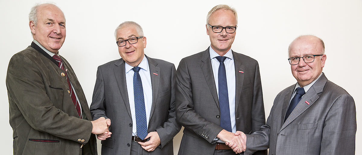 Dr. Frank Hüpers (2.v.r.) und Dieter Vierlbeck (2.v.l.) mit BHT-Präsident Franz Xaver Peteranderl (links) und Dr. Lothar Semper.