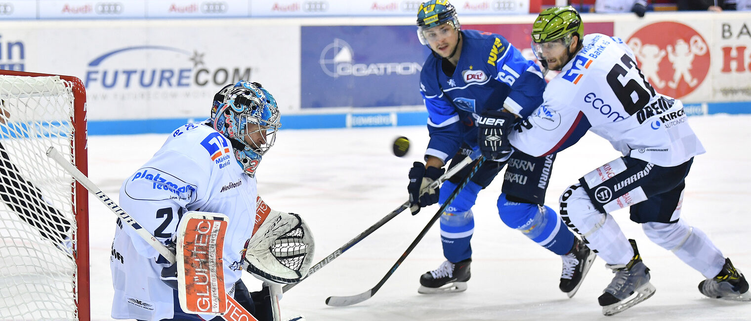 Torwart Mathias Lange (Nr.24, Iserlohn Roosters), David Elsner (Nr.61, ERC Ingolstadt) und Dieter Orendorz (Nr.62, Iserlohn Roosters), ERC Ingolstadt - Iserlohn Roosters, Eishockey, DEL, Deutsche Eishockey Liga, Spieltag 9, 03.10.2017, Foto: st-foto.de / Johannes Traub Schlagwort(e): Eishockey, Maenner, Saison 2017/2018, DEL, Deutsche Eishockey Liga, Saturn Arena, ERC, ERC Ingolstadt, Iserlohn Roosters, Iserlohn, Roosters