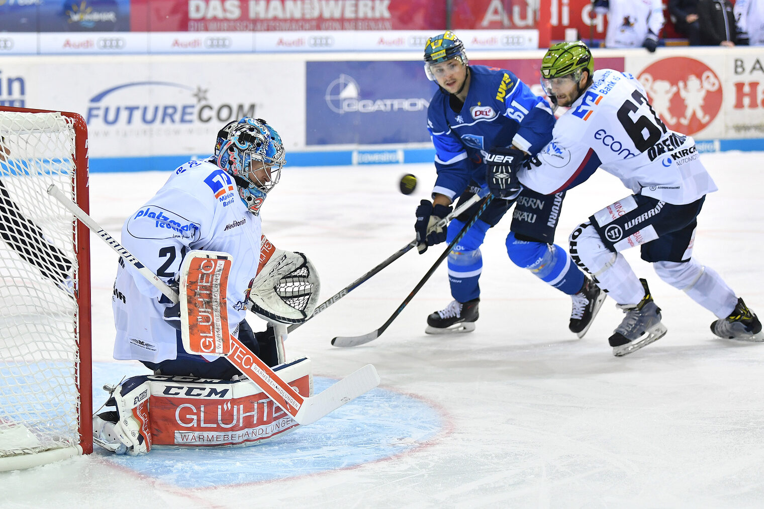 Torwart Mathias Lange (Nr.24, Iserlohn Roosters), David Elsner (Nr.61, ERC Ingolstadt) und Dieter Orendorz (Nr.62, Iserlohn Roosters), ERC Ingolstadt - Iserlohn Roosters, Eishockey, DEL, Deutsche Eishockey Liga, Spieltag 9, 03.10.2017, Foto: st-foto.de / Johannes Traub Schlagwort(e): Eishockey, Maenner, Saison 2017/2018, DEL, Deutsche Eishockey Liga, Saturn Arena, ERC, ERC Ingolstadt, Iserlohn Roosters, Iserlohn, Roosters