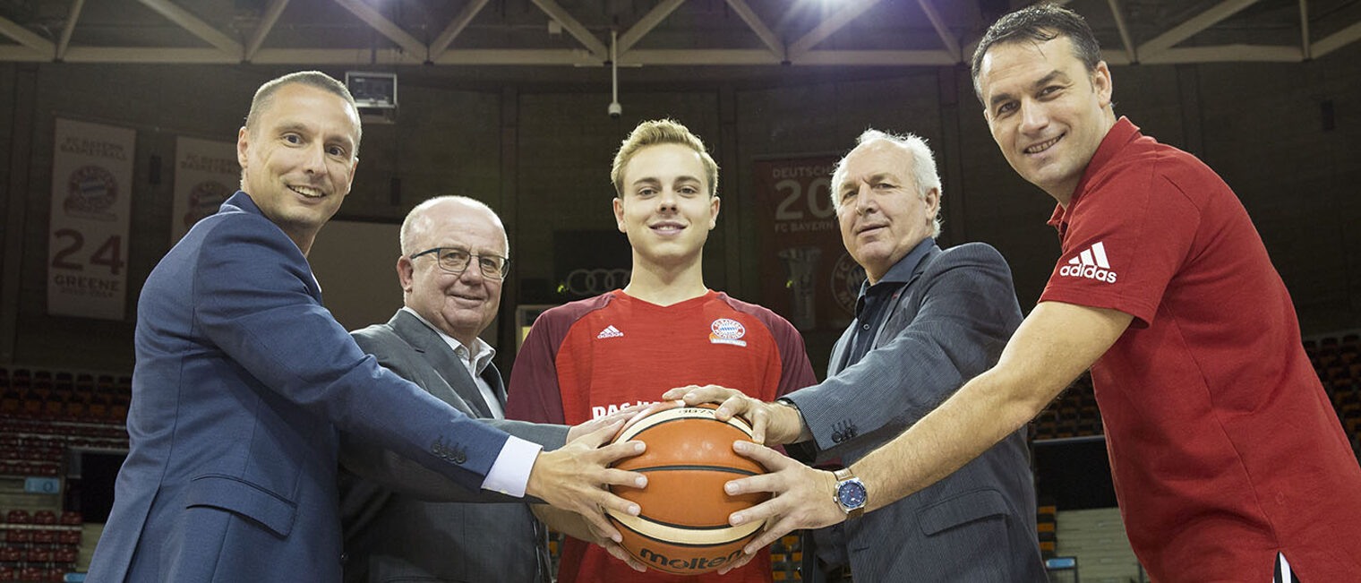 Der Nachwuchs im Mittelpunkt: (v.l.n.r.) FCB Basketball-Geschäftsführer Volker Stix, Handwerkskammer-HGF Dr. Lothar Semper, Spieler Georg Beyschlag, Handwerkskammerpräsident Franz Xaver Peteranderl und Headcoach Oliver Kostic.