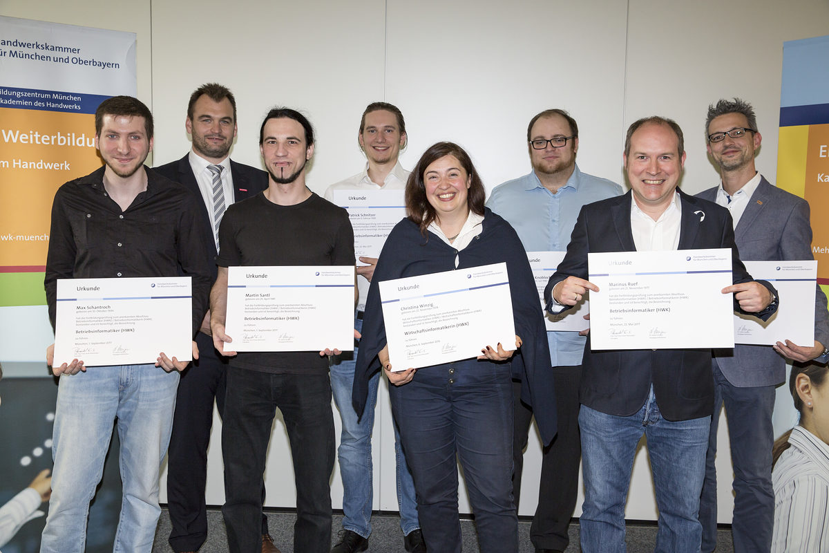 Die Betriebs- und Wirtschaftsinformatiker (HWK) des letzten Jahres haben am 13.10.2017 ihre Schmuckurkunden überreicht bekommen.