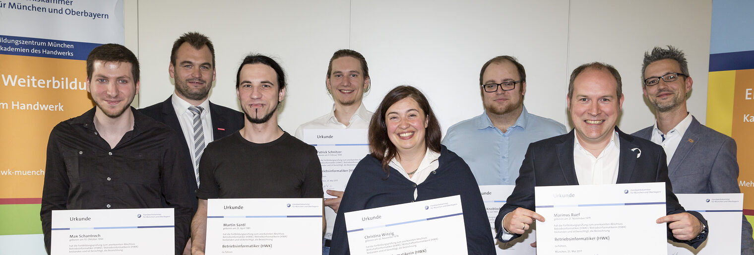 Die Betriebs- und Wirtschaftsinformatiker (HWK) des letzten Jahres haben am 13.10.2017 ihre Schmuckurkunden überreicht bekommen. Die Betriebs- und Wirtschaftsinformatiker (HWK) des letzten Jahres haben am 13.10.2017 ihre Schmuckurkunden überreicht bekommen.